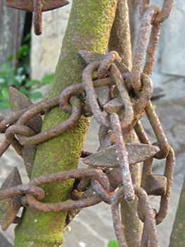 Rigg memorial, chains around railings