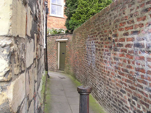 Alley between Spen Lane and St Andrewgate
