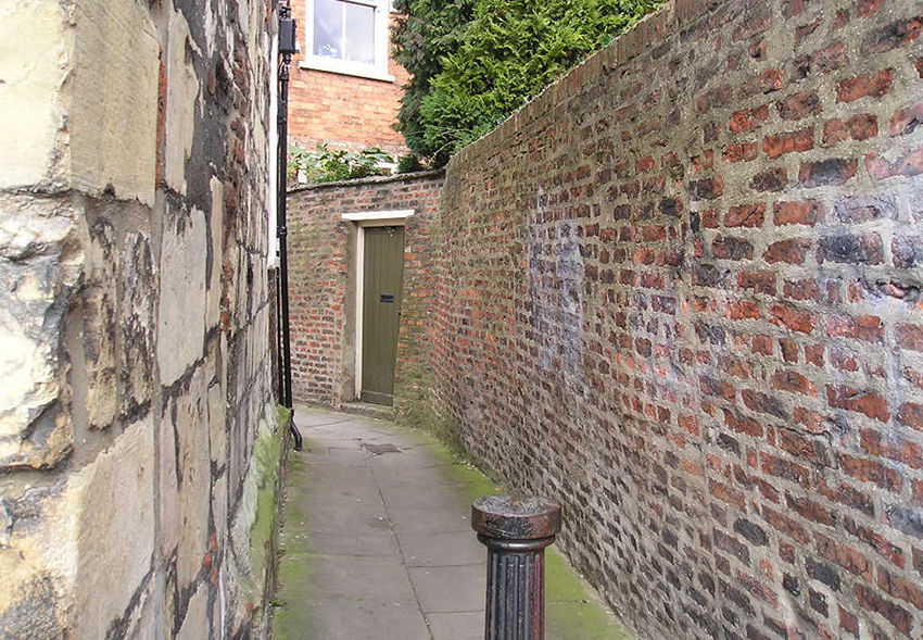 Alley between Spen Lane and St Andrewgate
