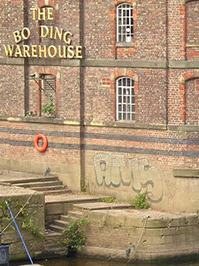 Bonding Warehouse, with graffiti, 29 July 2004
