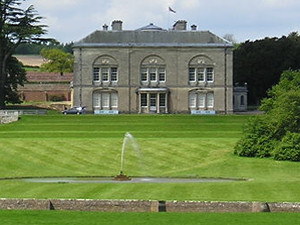 http://www.yorkstories.co.uk/yorkshire/images/may23-2006/sledmere_house_230506_300.jpg